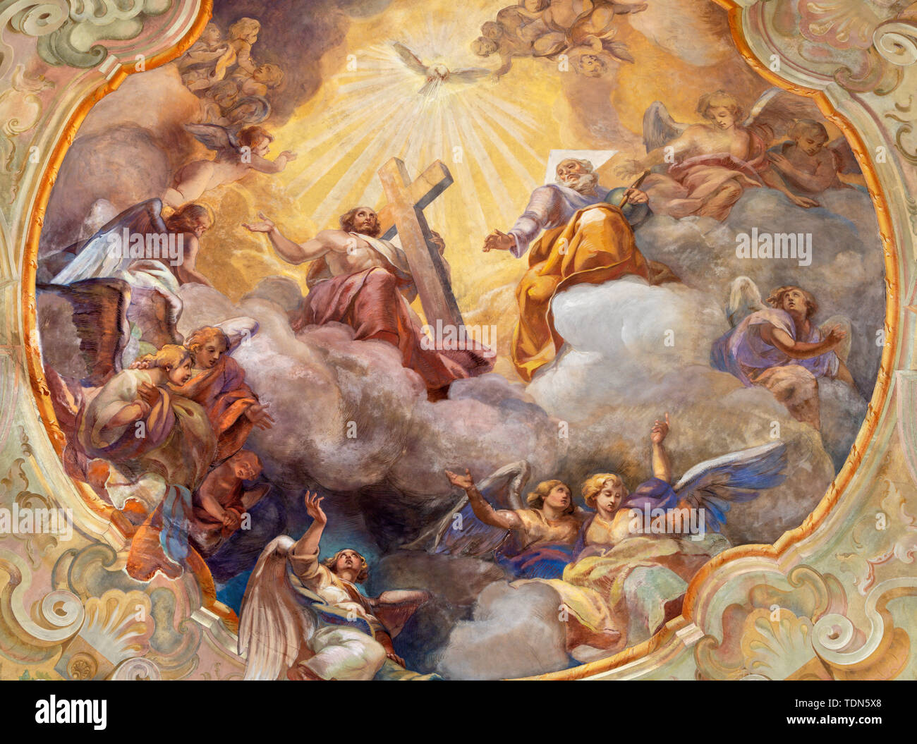 COMO, ITALIEN - 8. Mai 2015: Das deckenfresko Herrlichkeit der Heiligen Dreifaltigkeit in der Kirche Santuario del Santissimo Crocifisso durch Gersam Turri (1927-1929). Stockfoto