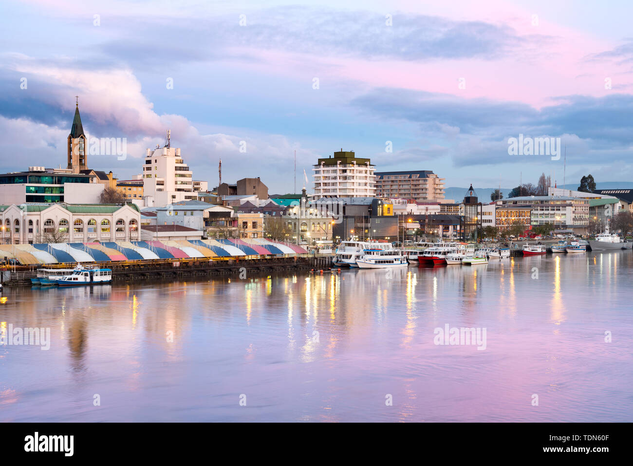 Die Stadt Valdivia am Ufer des Flusses Calle-Calle, Region de Los Rios, Chile Stockfoto