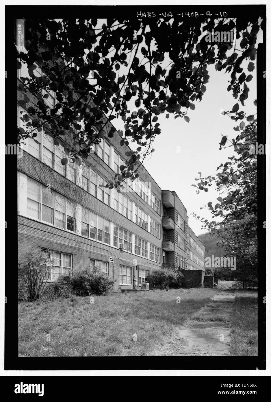 Blick von Südwesten Eingang aus dem Westen - Blue Ridge Sanatorium, Gebäude Nr. 1901, Ostseite der State Route 20, 25 km südlich der I-64, Charlottesville, Charlottesville, VA Stockfoto