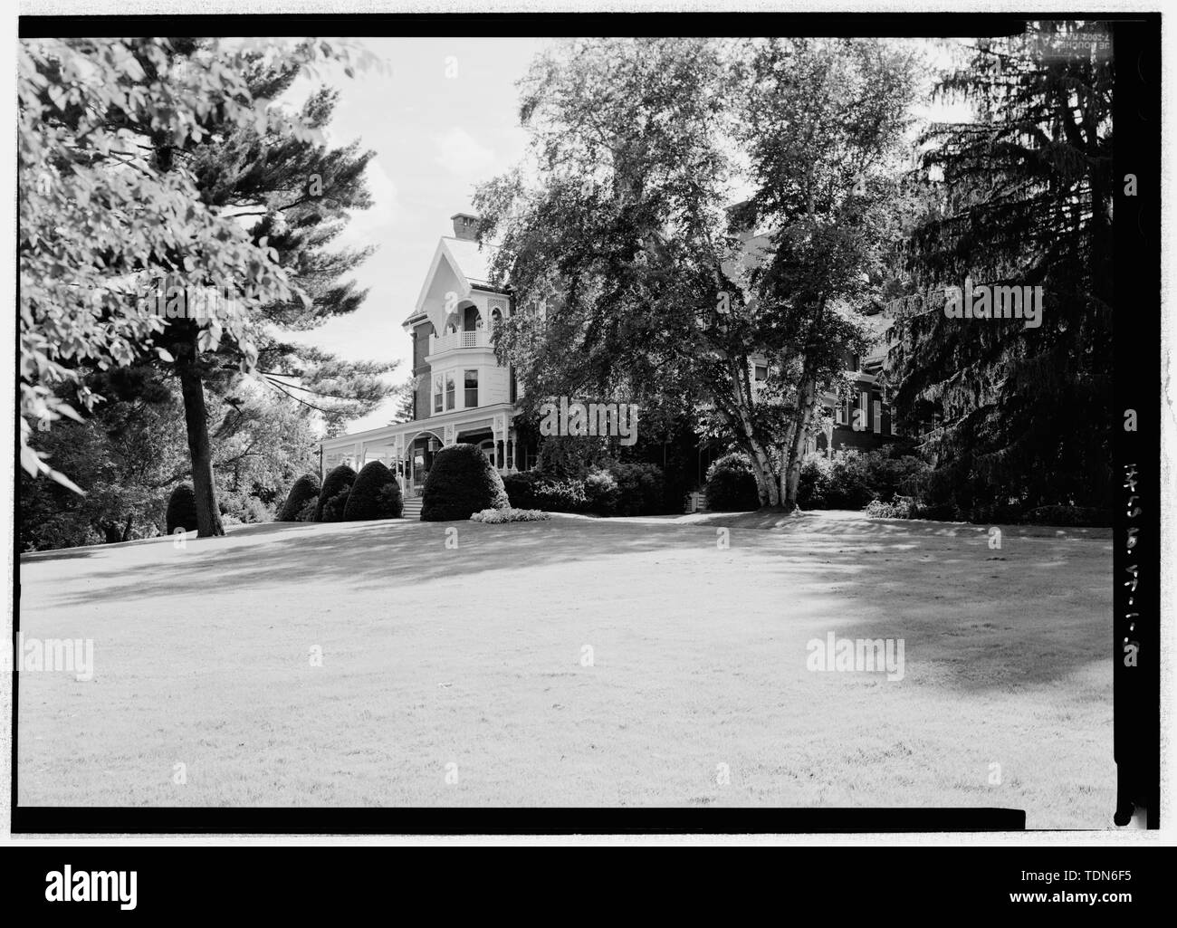 Perspektivische Ansicht des Ostens Fassade der Villa und der Osten Rasen, aus dem Nordosten (weniger Fernsicht). Die Ansicht enthält gepflegten Hemlocktanne (Tsuga canadensis), eine jährliche Beet, White Pine (Pinus strobus), Birke (Betula Arten) und Fichte (Picea abies). - Marsh-Billings-Rockefeller National Historical Park, 54 Elm Street, Woodstock, Windsor County, VT; Marsh, George Perkins, Billings, Friedrich; Rockefeller, Maria Französisch; Rockefeller, Laurence S; Dolinsky, Paul D, Projekt Manager; Preis, Virginia Barrett, Sender; Boucher, Jack E, Fotograf; Maurer, Anne, Getriebe Stockfoto