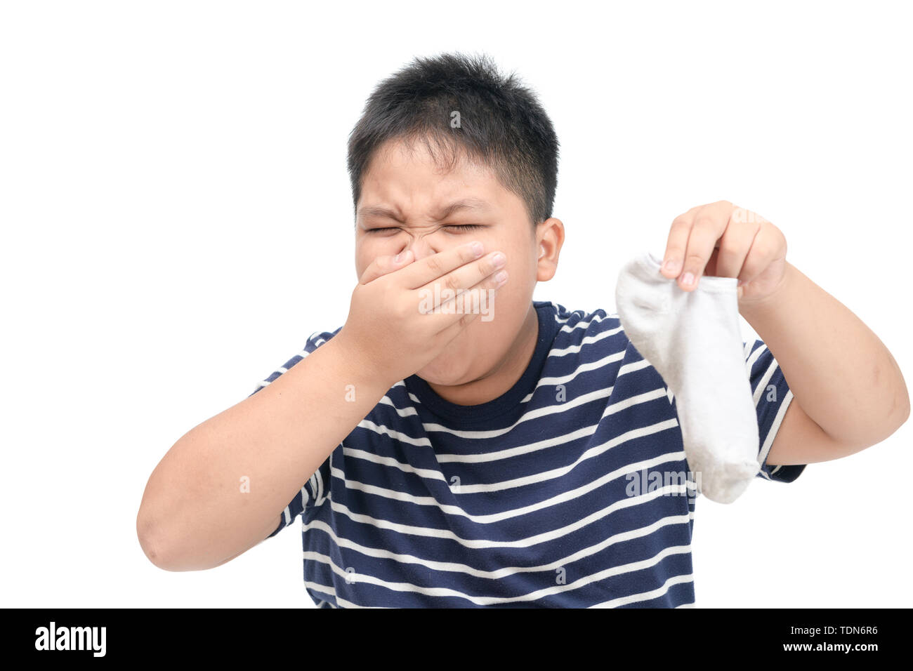 Fat Boy Holding schmutzig stinkenden Socken auf weißem Hintergrund, unangenehmen Geruch Konzept Stockfoto