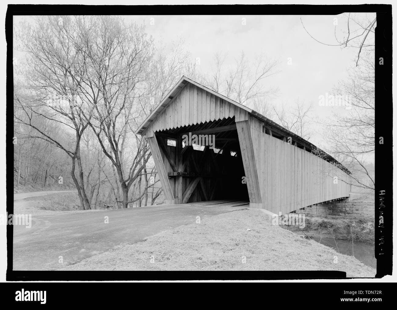 Perspektive, genau nach Norden. - Bennett's Mühle Brücke, Spanning Tygart's Creek, Osten Tygart's Creek Road (CR1215), Lynn, Greenup County, KY; Bennett, B F; Reid, A L; Wheeler, Isaac Hastings; Wheeler, William; McGee, E A; Darlington, Joseph; Darlington, Gabriel; Bennett, William P; Bennett, Benjamin; Federal Highway Association; Bower Bridge Company; Bower, Louis; Intech Vertragsparteien; Marston, Christopher, Projektleiter; Christianson, Justine, Sender; Federal Highway Administration, Sponsor Stockfoto