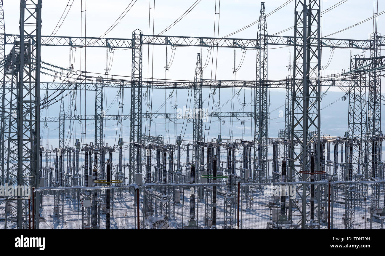 Umspannwerk im Winter. Stockfoto