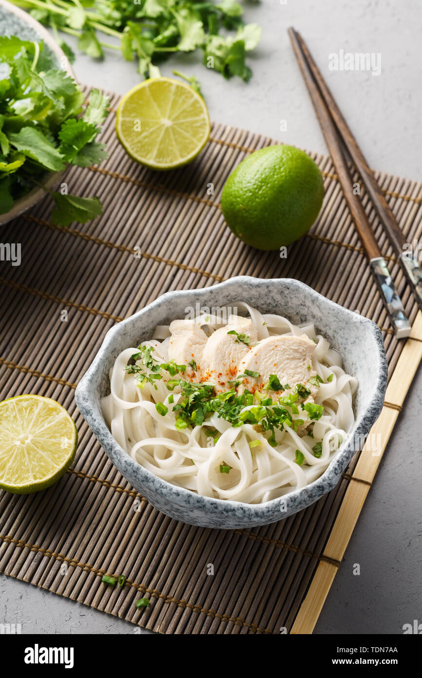 Traditionelle vietnamesische Nudelsuppe Pho in eine Schüssel geben. Asiatische Lebensmittel Konzept. Stockfoto