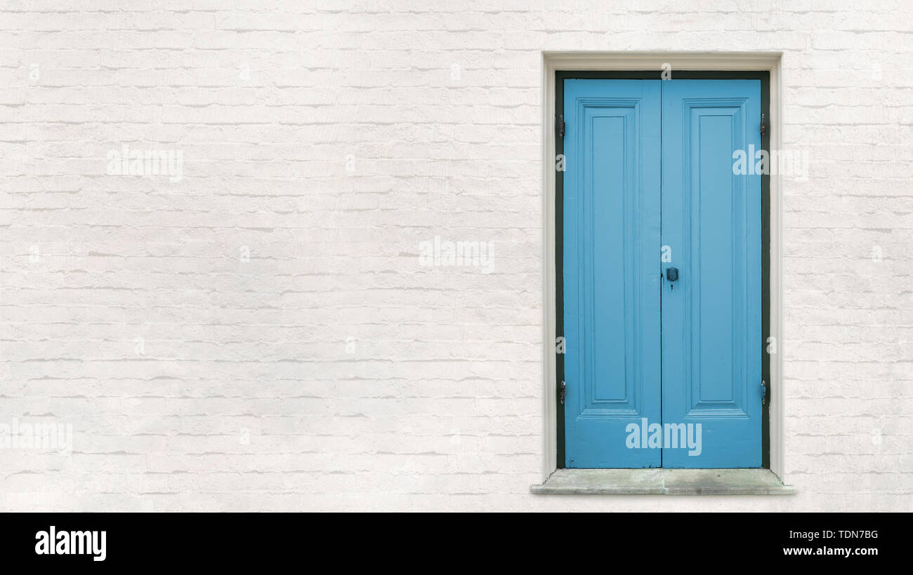 Front blau Holztür mit weißen Block Wand Hintergrund, Elemente der Architektur Stockfoto