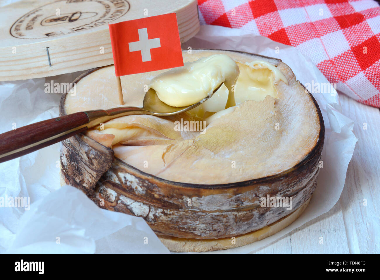 Vacherin Mont d'Or, Schweizer Weichkaese, Valle de Joux, waadtlaender Jura, Schweiz, Europa Stockfoto