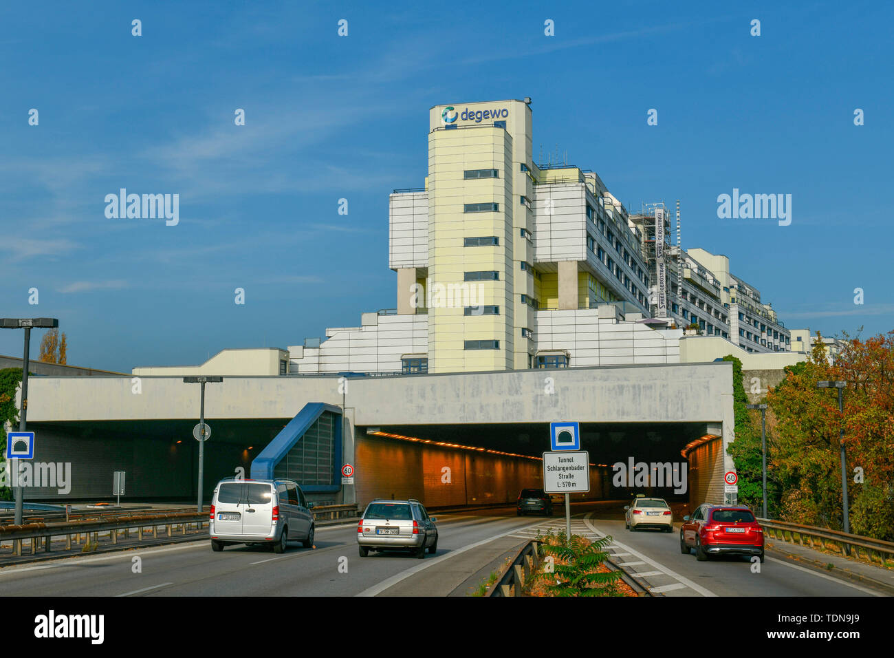 Autobahn, Wohnhaus Schlangenbader Straße, Wilmersdorf, Berlin, Deutschland Stockfoto