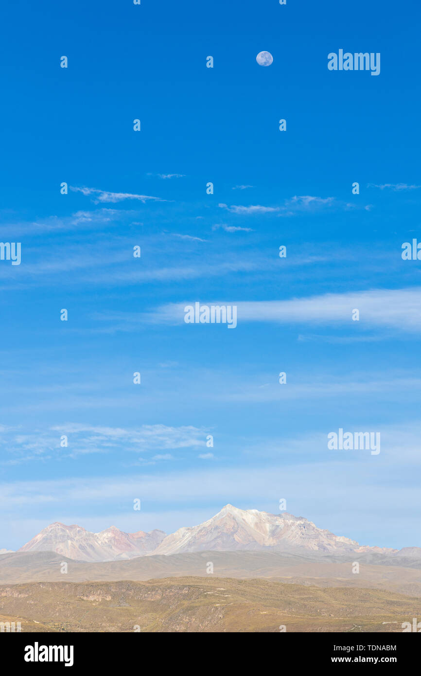 Vollmond über die schneebedeckten Anden in Yanque, Colca Canyon, Peru, Südamerika Stockfoto