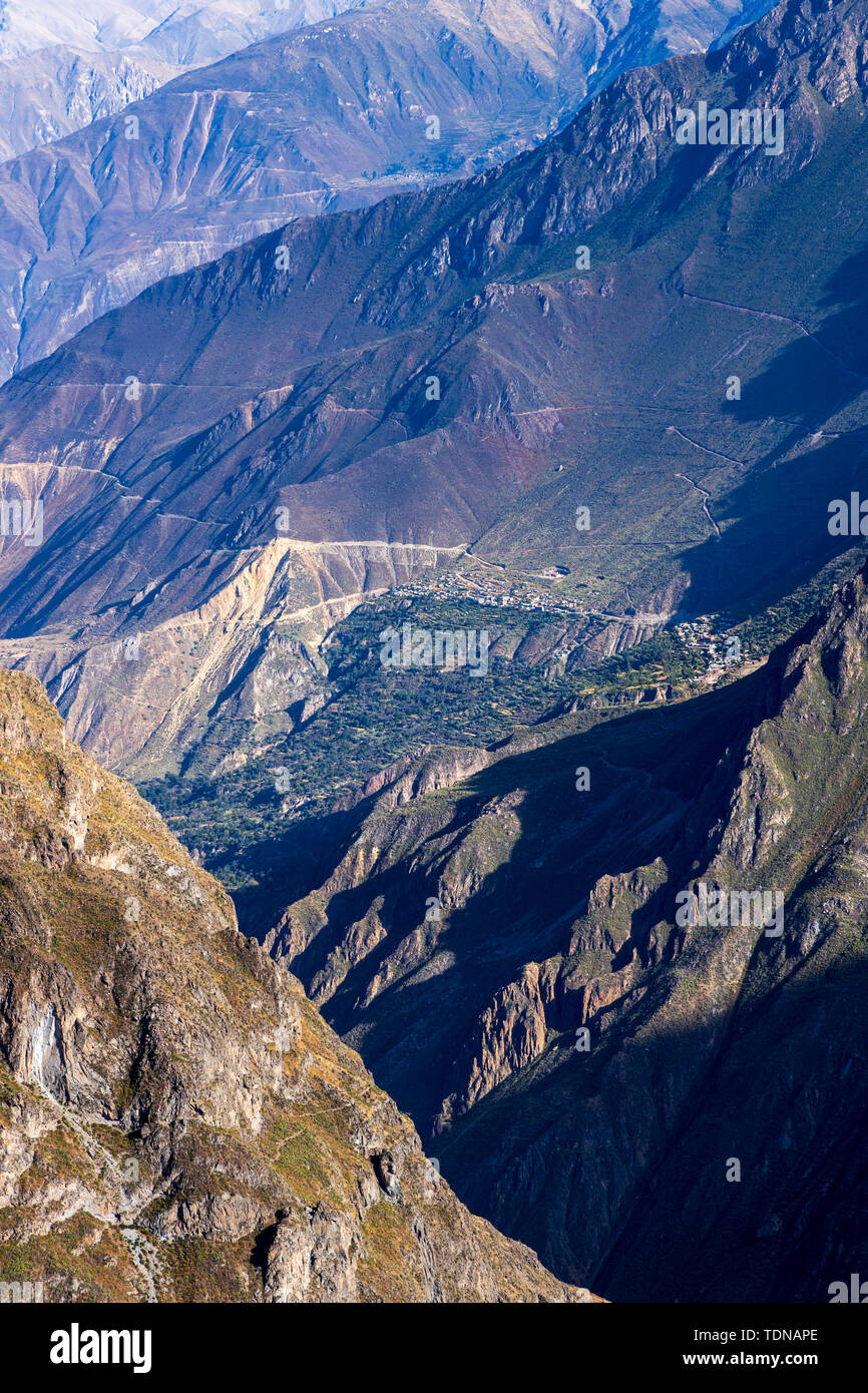 Blick entlang der Kante des Colca Canyon, Peru, Südamerika Stockfoto