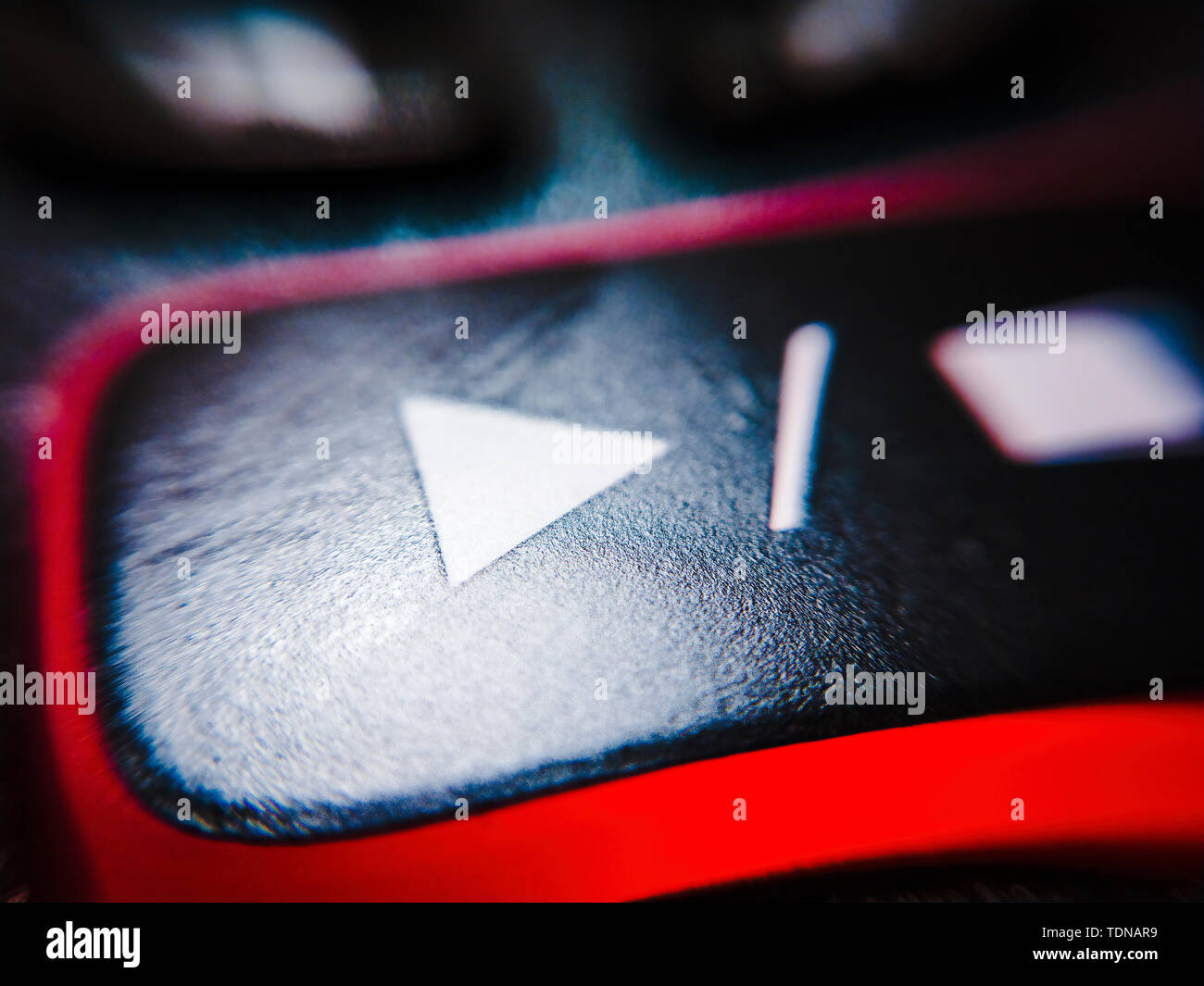 Start/Stop-taste eines Anrufbeantworters mit LED-Licht als close-up Stockfoto