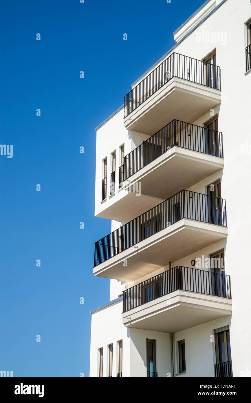 Fassade und Balkonen der modernen Mietshäuser in das Europaviertel in Frankfurt Stockfoto