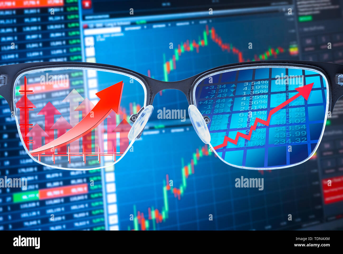 Brille zeigt steigende Kurse mit finanzieller Daten im Hintergrund Stockfoto