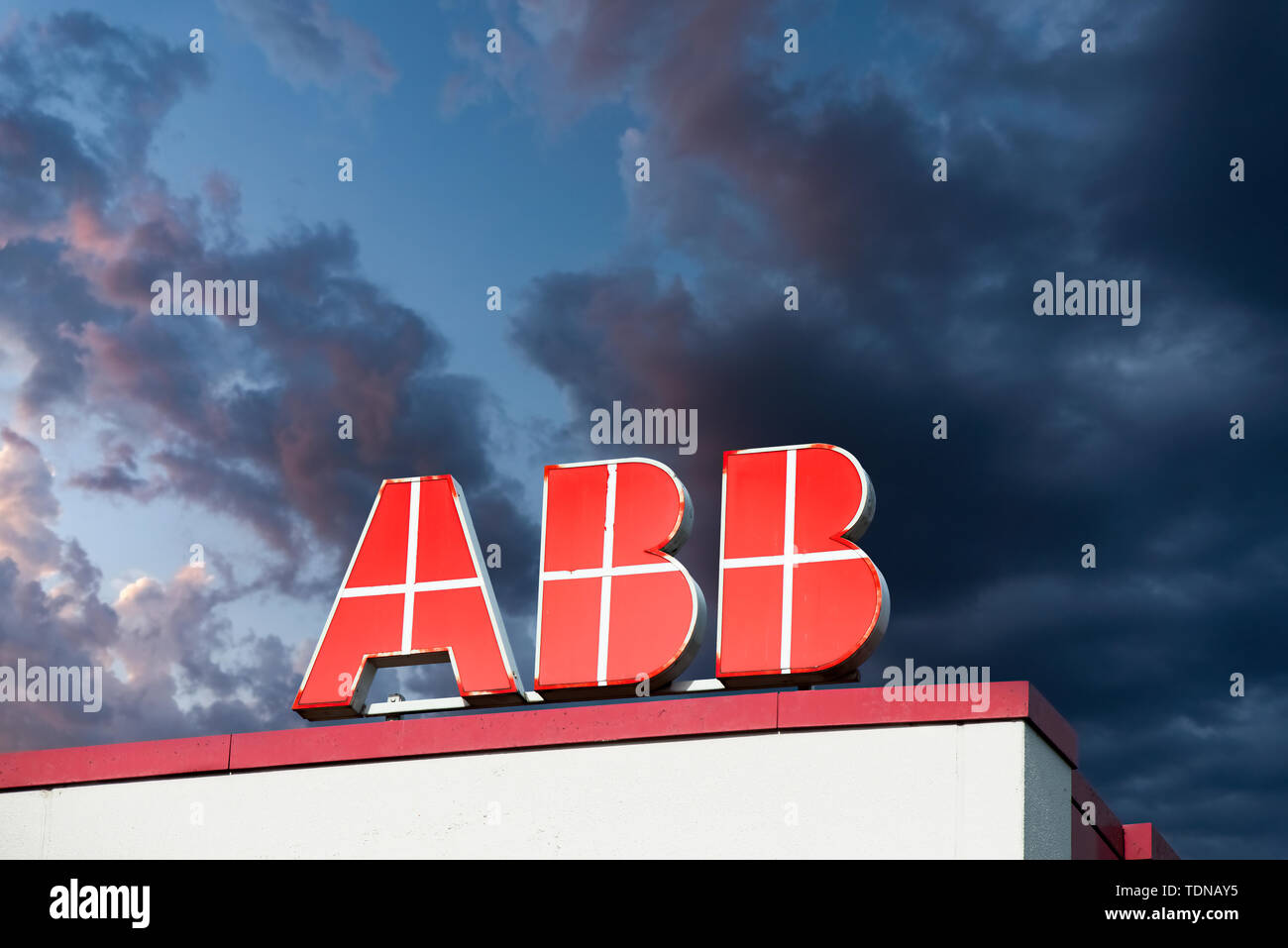 Das ABB-Logo auf dem Dach eines Gebäudes [M] Stockfoto
