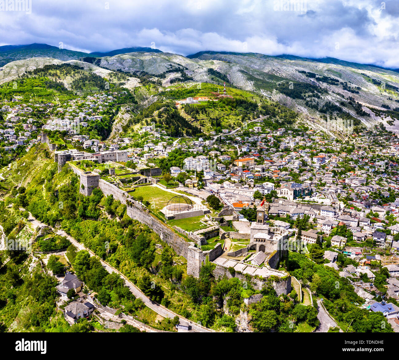 Luftaufnahme von Gjirokastra Festung in Albanien Stockfoto