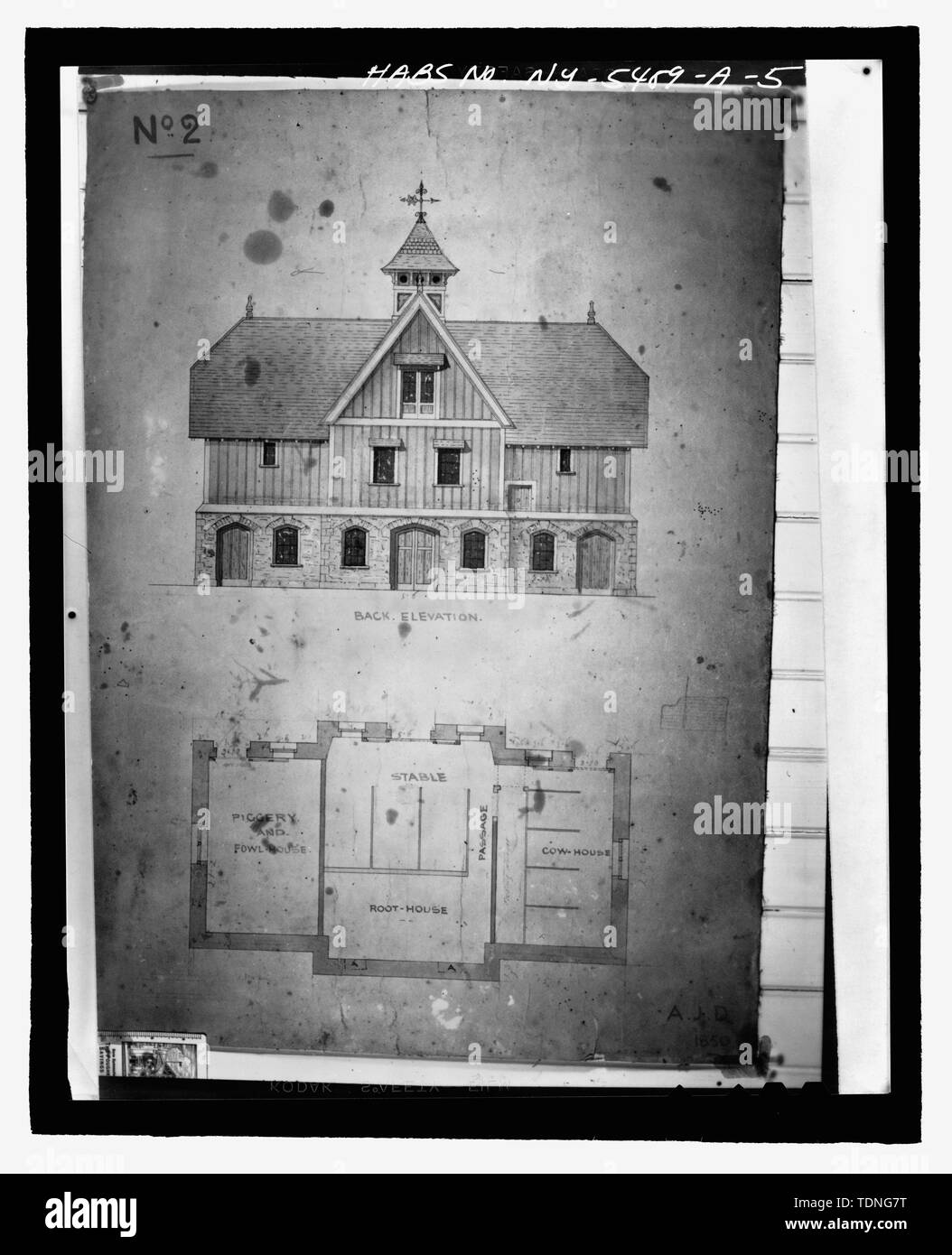 Kopie der ursprünglichen architektonischen Zeichnung (Original in der Sammlung der Bibliothek am Vassar College) von A.J.Downing und datiert 1850. Hintere Aufriss und Grundriss - Federseite, Scheune und Stall, Academy Street, Poughkeepsie, Dutchess County, NY Stockfoto