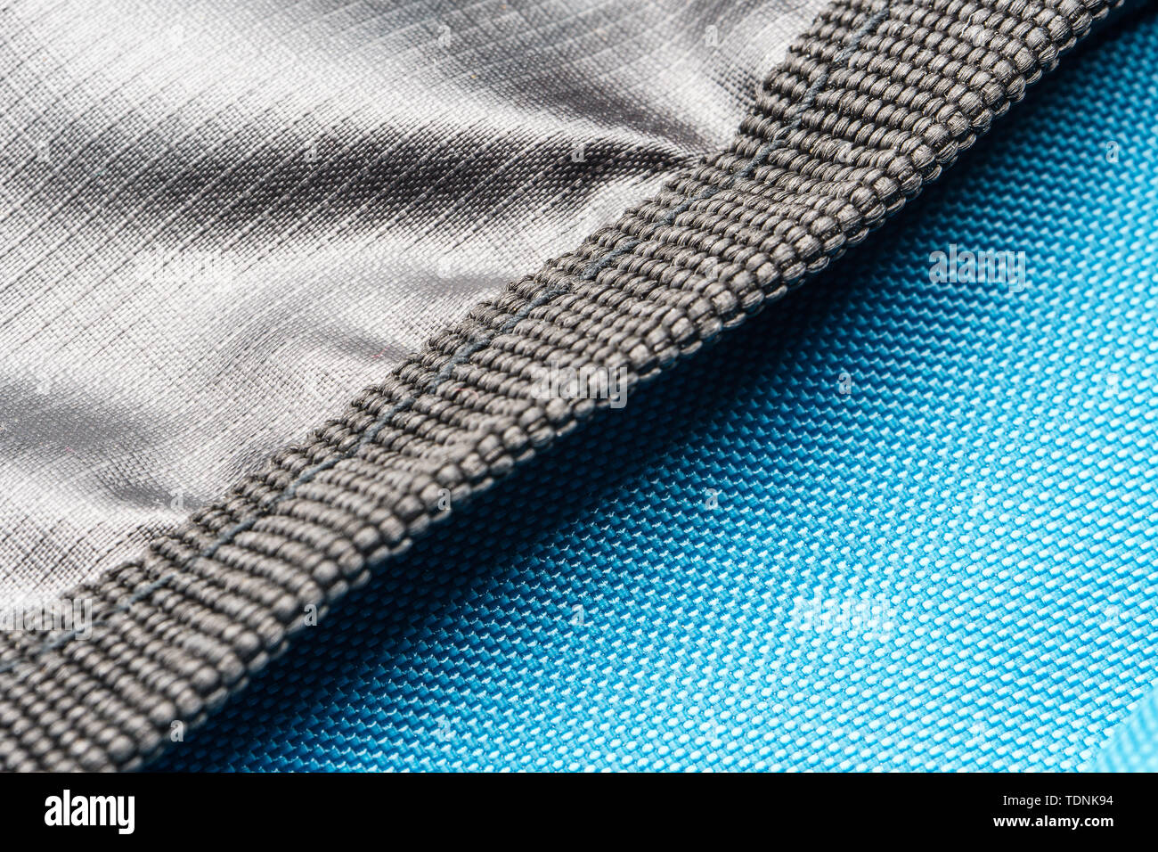 Нейлон р. Мужская ткань со строчкой. Нейлон, текстиль ширина 4 см. Тканный шов текстура. Шов на ткани текстура.