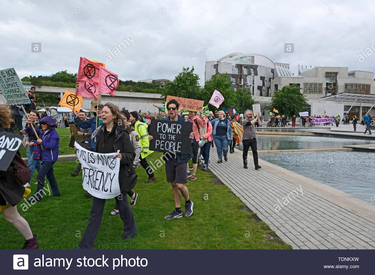 Edinburgh, Schottland, 17. Juni 2019. Aussterben Rebellion Schottland Parade des Lebens, eine im März vom Edinburgh Castle, die Royal Mile, das Holyrood Rebellen Lager außerhalb des Schottischen Parlaments. Hier außerhalb des Parlaments. Dies ist die Reduzierung des CO2-Ausstoßes führen zu markieren, und der Druck auf die Politiker, die das Klima Bill auf dem 18. und 25. Juni Debatte zu halten. Quelle: Craig Brown Stockfoto