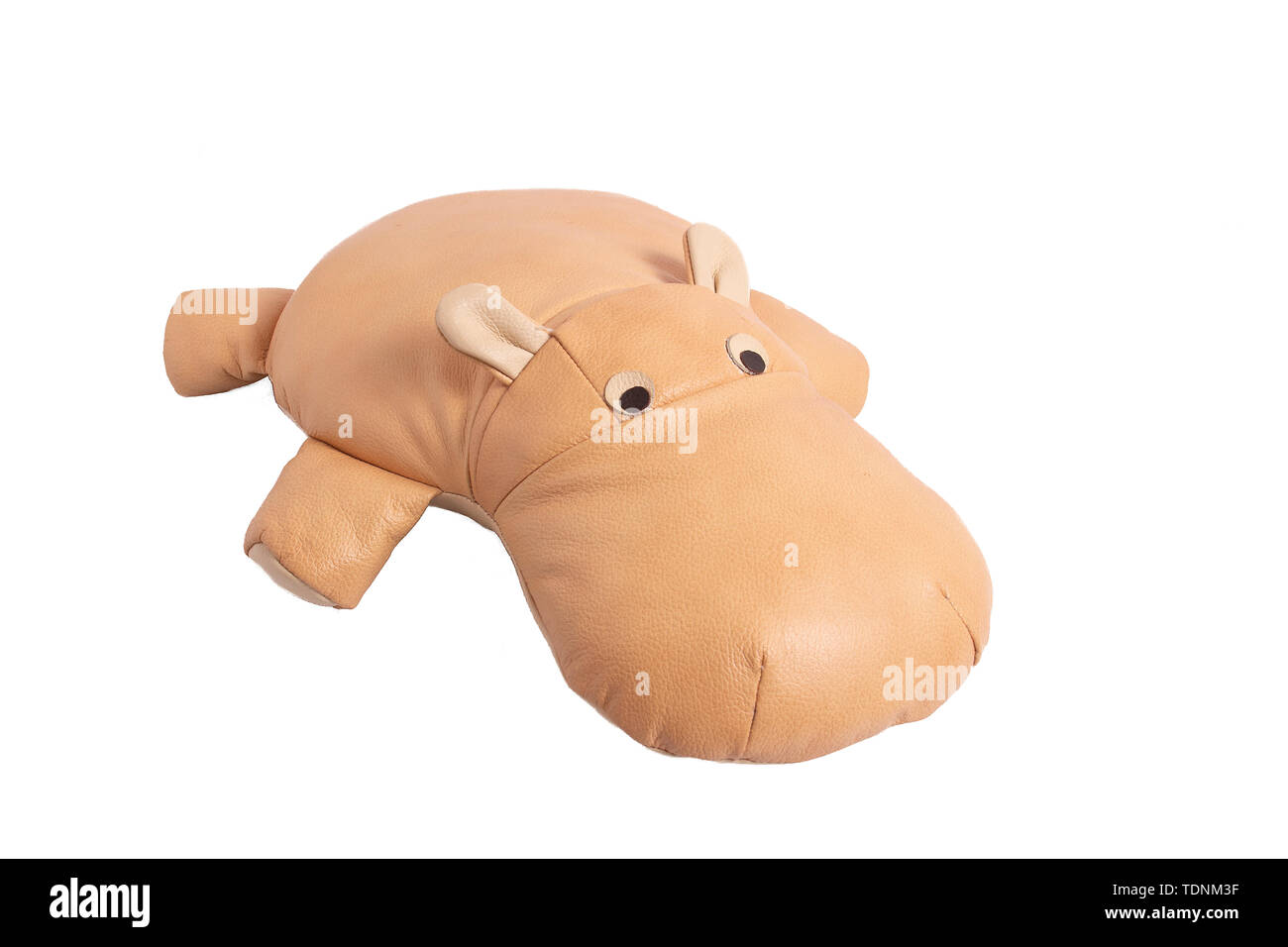 Beige Spielzeug hippo liegt auf einem weißen Hintergrund. Kinder Spielzeug. Leder  Hippo Stockfotografie - Alamy