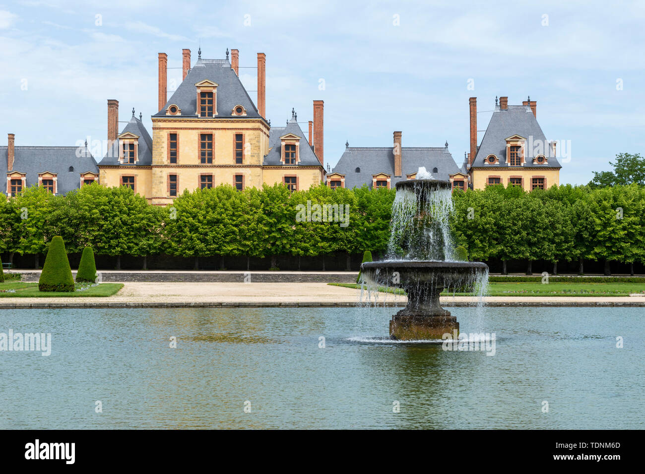 Springbrunnen und Teich in der Grande Parterre von Château de Fontainebleau, Seine-et-Marne, Region Île-de-France Frankreich Stockfoto