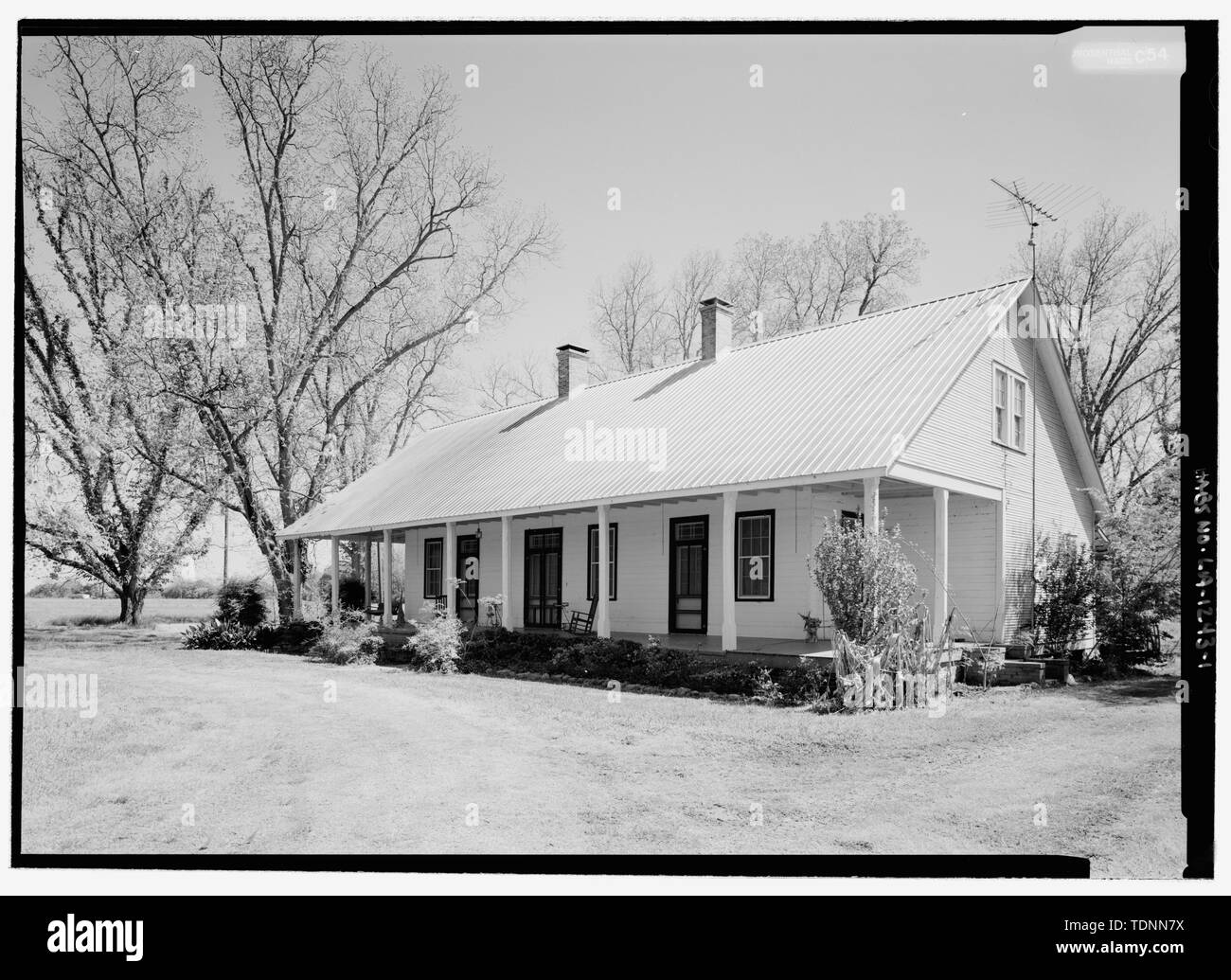 Perspektivische Ansicht von Nordwesten - Lewis Jones House, 2648 Louisiana State Highway 484, Natchez, Natchitoches Parish, LA; Louisiana Tech Universität, Abteilung Architektur, Sponsor; Martin, F Lestar, Projektleiter; Louisiana State Historic Preservation Office, Sponsor; DeCastro, Tony; Jones, Kendrick; Morris, Stephen; Smith, Stan; Steen, Richard; Preis, Virginia Barrett, Sender; Cane River National Heritage Area Kommission, Sponsor; Kasparek, Kate, Sender; Bonvillian, Lanze, delineator; Grau, David, delineator; Hunter, Quentin, delineator; Rosenthal, James, Fotograf Stockfoto