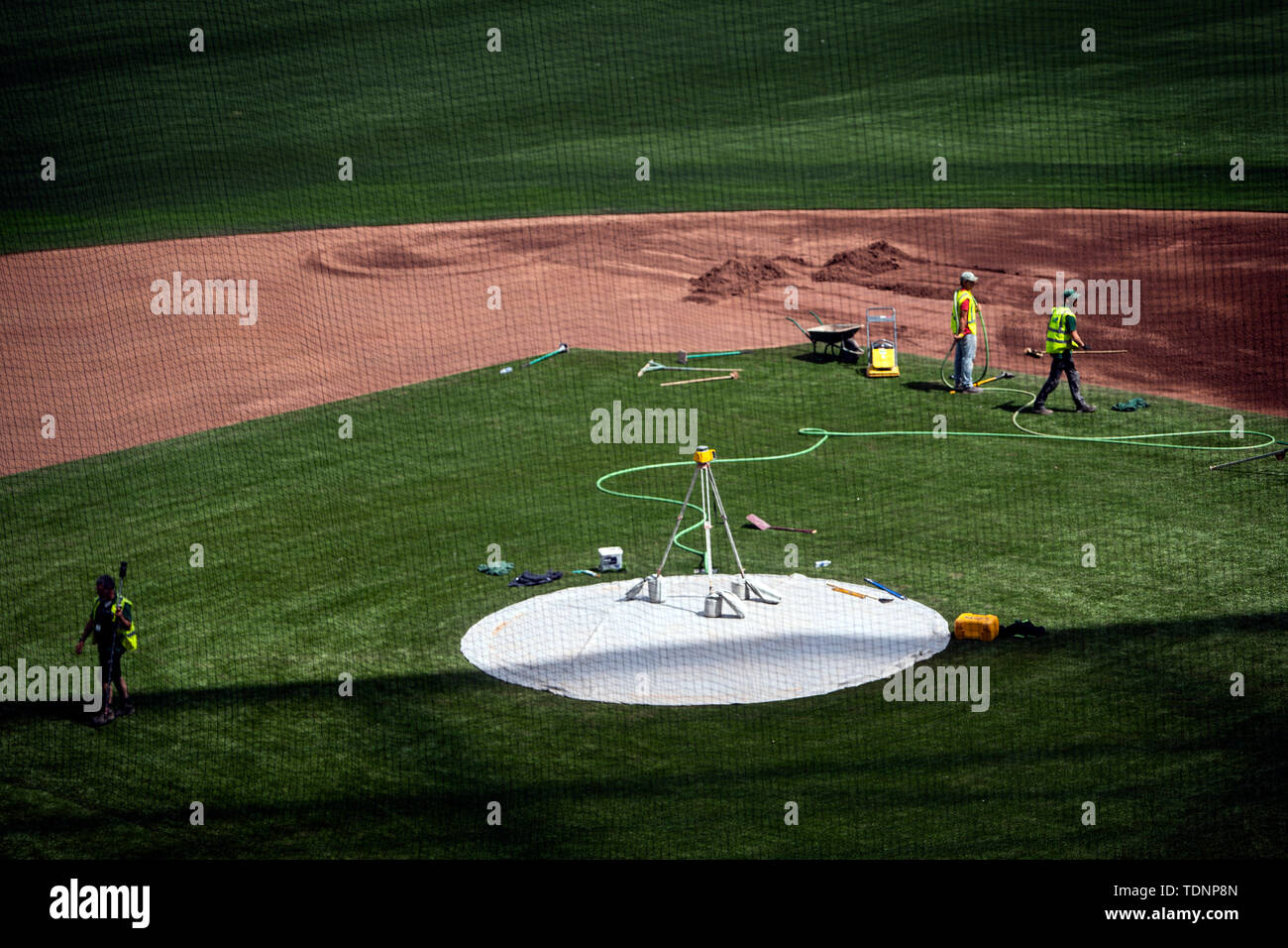 Vorbereitungen getroffen, die in London Stadion in London von einem Fußballplatz zu einem baseballfeld zu verwandeln, vor der ersten regulären Saison der Major League Baseball Serie in Europa, bei der Boston Red Sox spielen New York Yankees zu kommen. Stockfoto