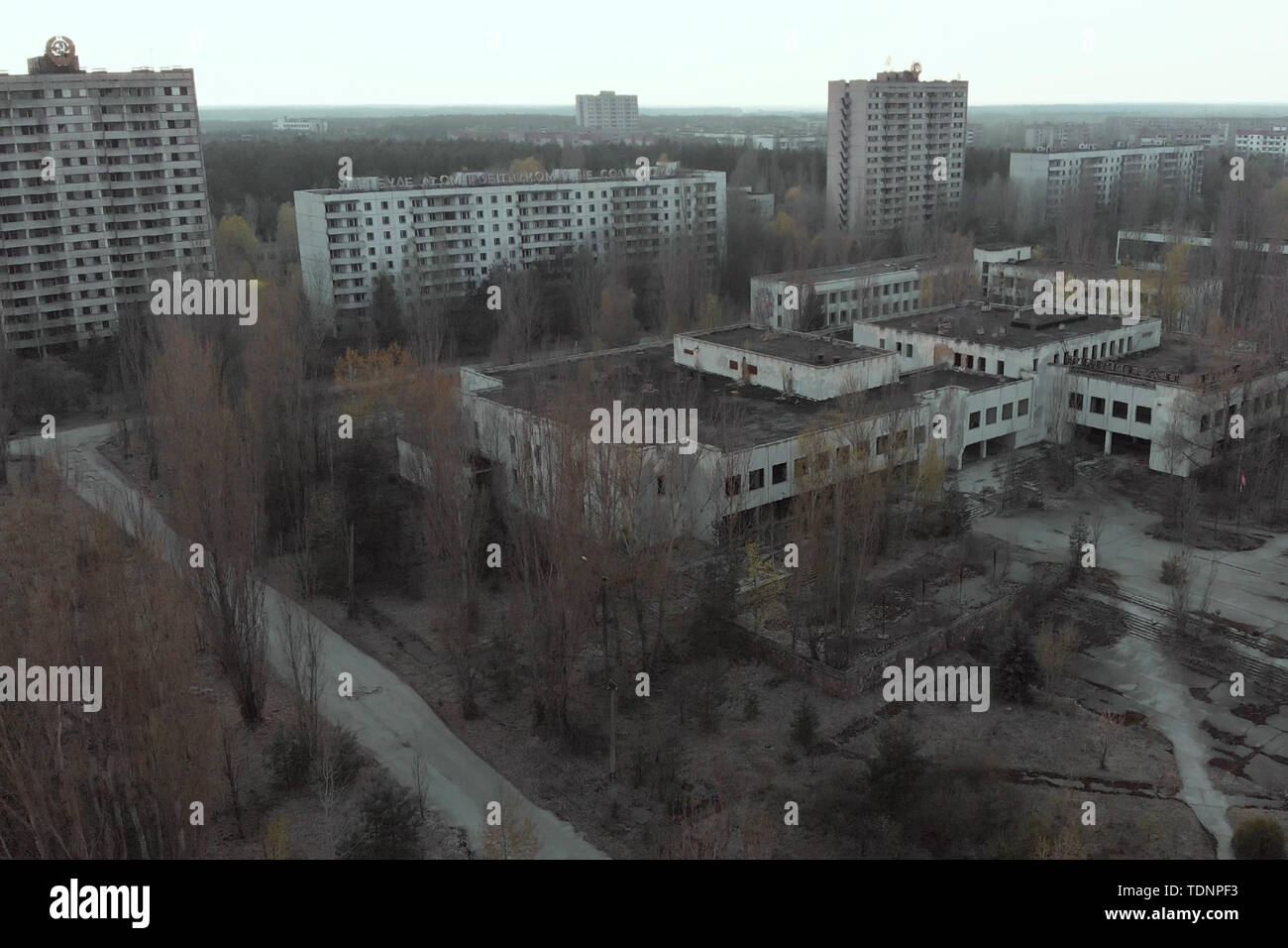 Blick auf die Stadt Pripyat bei Sonnenuntergang in der Nähe des Kernkraftwerks Tschernobyl, Luftbild. Stockfoto