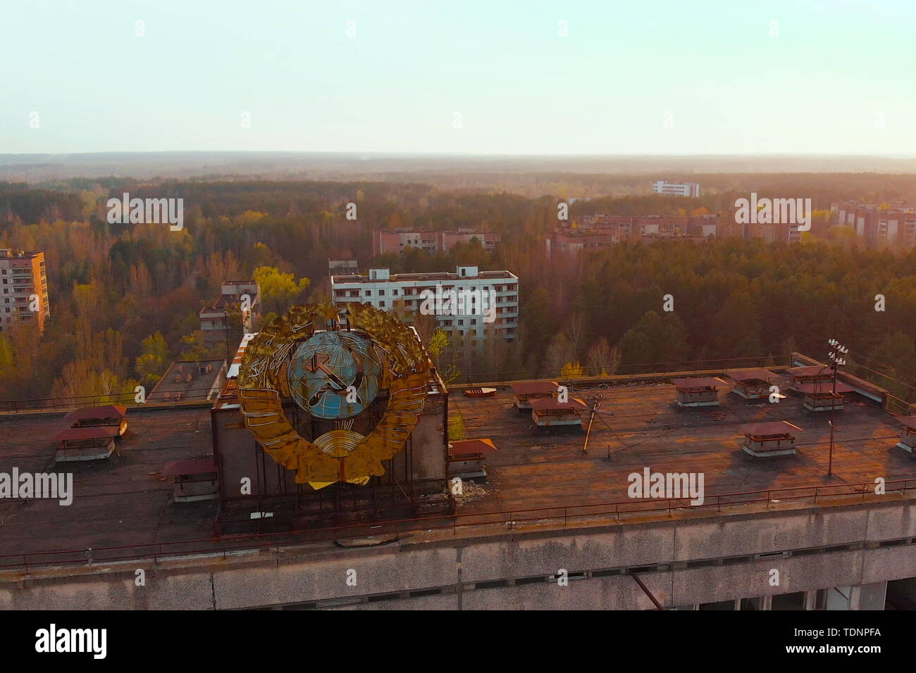 Querformat oben Blick auf das Kernkraftwerk in Tschernobyl wird geöffnet. Blick auf die Stadt Pripyat in der Nähe des Kernkraftwerks Tschernobyl bei Sonnenuntergang, Aeria Stockfoto