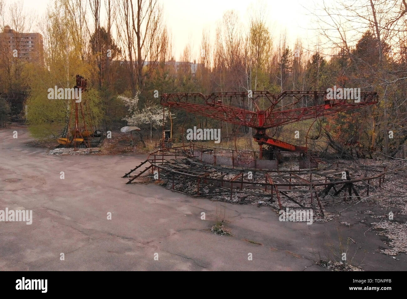 Sperrzone in der Nähe von Tschernobyl. Rusty Karussell im Vergnügungspark der Stadt Pripyat, Verlassenen verlassenen Stadt nach einer nuklearen di Stockfoto