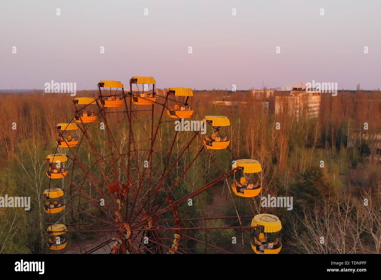 Riesenrad in der Stadt Pripyat bei Sonnenuntergang. Apokalyptische Stadt Pripyat nach einer nuklearen Explosion in einem Kernkraftwerk. Rusty Karussell in Stockfoto