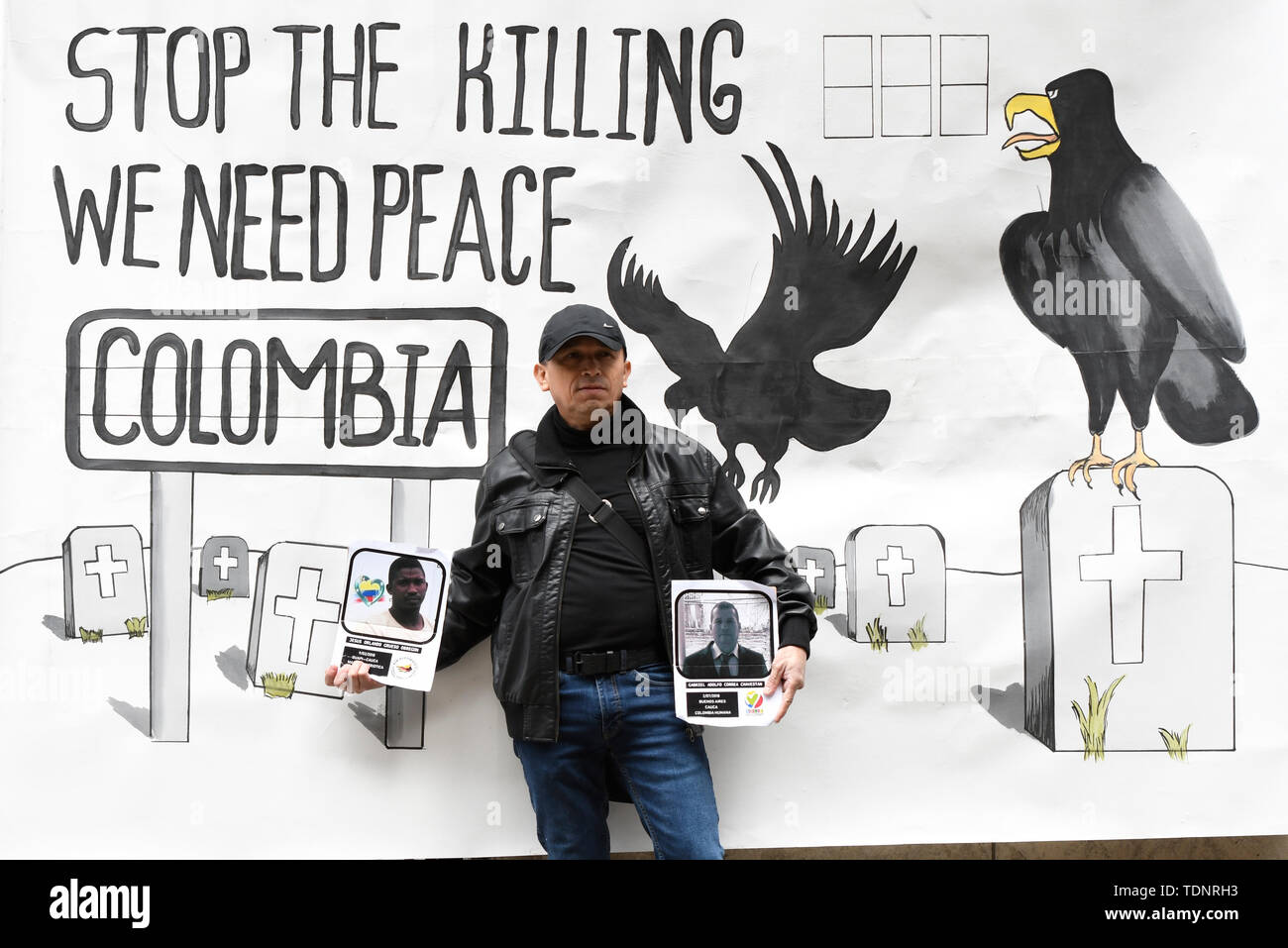 Demonstrator hält Plakate mit Fotos von Verantwortlichen des sozialen in Kolumbien während des Protestes getötet. Die Demonstranten versammelten sich vor Gibson Halle gegen kolumbianische Präsident Ivan Duque Besuch in London zu protestieren. Sie sind an die kolumbianischen rechten Regierung und der mangelnde Schutz der kolumbianischen Gesellschaft, die systematisch in Kolumbien in den letzten Jahren getötet wurden. Sie fordern Schutz für die Gesellschaft und die Umsetzung der Friedensabkommen mit den demobilisierten FARC. Demonstranten platziert eine 50 m lange Banner auf dem Bürgersteig außerhalb Gibson Hall mit dem Namen Stockfoto