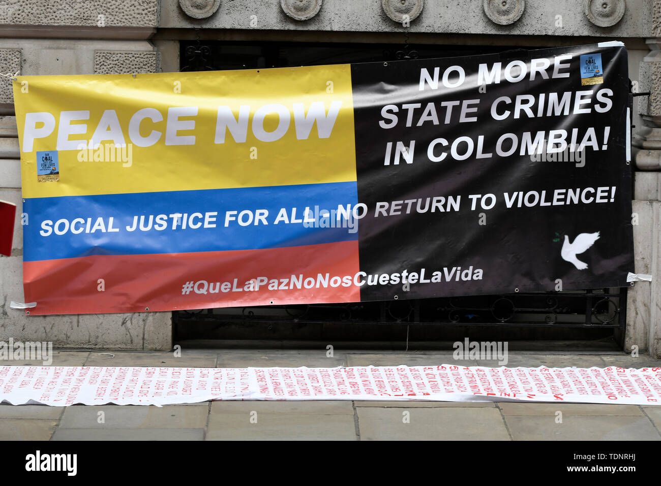 Große banner außerhalb Gibson Hall während des Protestes gesehen. Die Demonstranten versammelten sich vor Gibson Halle gegen kolumbianische Präsident Ivan Duque Besuch in London zu protestieren. Sie sind an die kolumbianischen rechten Regierung und der mangelnde Schutz der kolumbianischen Gesellschaft, die systematisch in Kolumbien in den letzten Jahren getötet wurden. Sie fordern Schutz für die Gesellschaft und die Umsetzung der Friedensabkommen mit den demobilisierten FARC. Demonstranten platziert eine 50 m lange Banner auf dem Bürgersteig außerhalb Gibson Hall mit den Namen von mehr als 700 sozialen Führer, die haben werden. Stockfoto