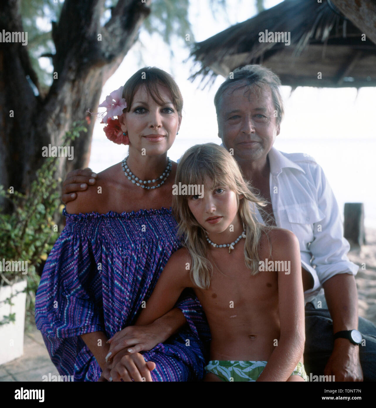 Die deutsche Fernsehmoderatorin, Programmsprecherin, Plant und ehemalige Miss World Petra Schürmann mit Ihrem Partner Gerhard Freund und Tochter Alexandra Freund im Urlaub am Strand, Ca. 1978. Die deutsche TV-Moderator, Sprecher, Schauspielerin und ehemalige Miss World Petra Schürmann mit ihrem Partner Gerhard Freund und Tochter Alexandra Freund im Urlaub am Strand, Ca. 1978. Stockfoto