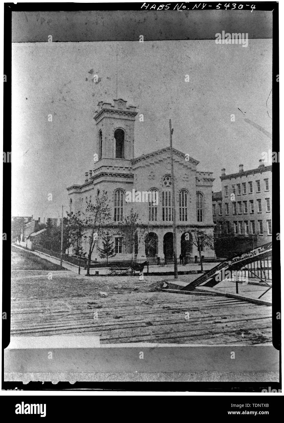 Fotokopie des 19. Jahrhunderts stereograph in Onondaga Historical Association, 311 Montgomery St., Syracuse, New York, WEST GENESEE STREET FRONT- UND WESTFLANKE - Alte Onondaga County Courthouse, Clinton Square, Syrakus, Onondaga County, NY Stockfoto
