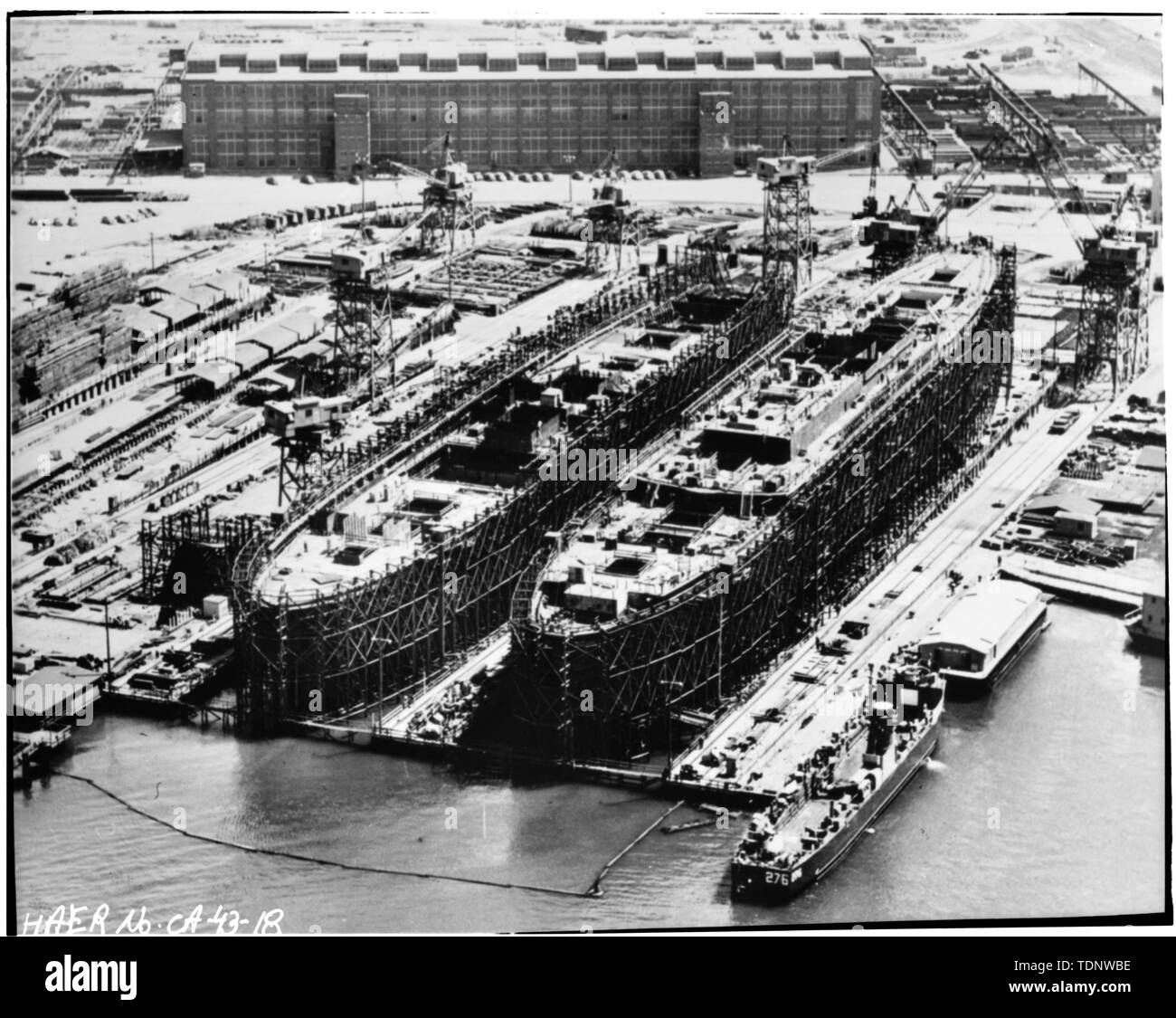 Fotokopie des Foto (aus Bethlehem Shipbuilding Ltd., New York, New York, 1919) C. 1918 FOTO VON BAUARBEITEN mit MASCHINENHALLE IM HINTERGRUND - Union Iron Works Turbine Machine Shop, 2200 Webster Street, Alameda, Alameda County, CA Stockfoto