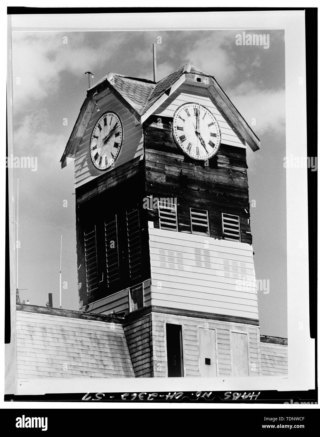 Fotokopie des Foto (von der Planung Ressourcen Datei, 3. Oktober 1989) Clock Tower, AUS DEM SÜDWESTEN - Crestline Rathaus, Bucyrus und Thoman Straßen, Crestline, Crawford County, OH Stockfoto