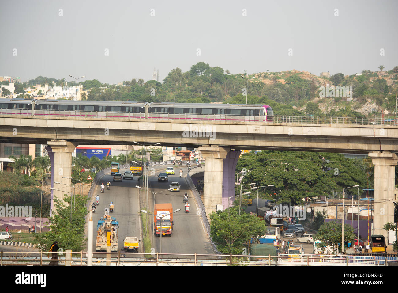 BANGALORE INDIEN Juni 1, 2019: Charlotte Metro auf der Brücke neue Mysore Road Bangalore, Indien. Stockfoto