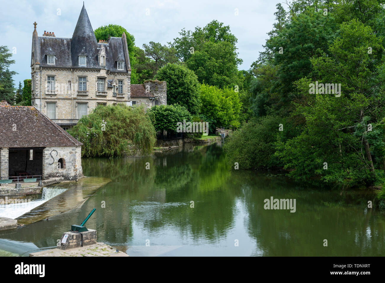 Wehr am Fluss Loing in Moret-sur-Loing, Seine-et-Marne, Region Île-de-France, Frankreich Stockfoto