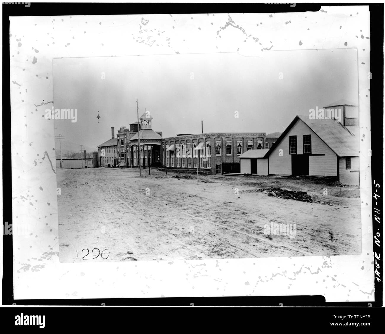 Die fotokopie einer Foto (original mit in die Sammlung, falls die Claremont historische Gesellschaft) 1888-1899, Fotograf unbekannt HAUPTSTRASSE FASSADE DER SULLIVAN MACHINERY COMPANY BÜRO- UND MASCHINENBAU aus dem Osten. Eine DER URSPRÜNGLICHEN GEBÄUDE IST SICHTBAR AUF DER RECHTEN SEITE. - Sullivan Machinery Company, Hauptstraße zwischen Pearl und Wasser Straßen, Claremont, Sullivan County, NH Stockfoto