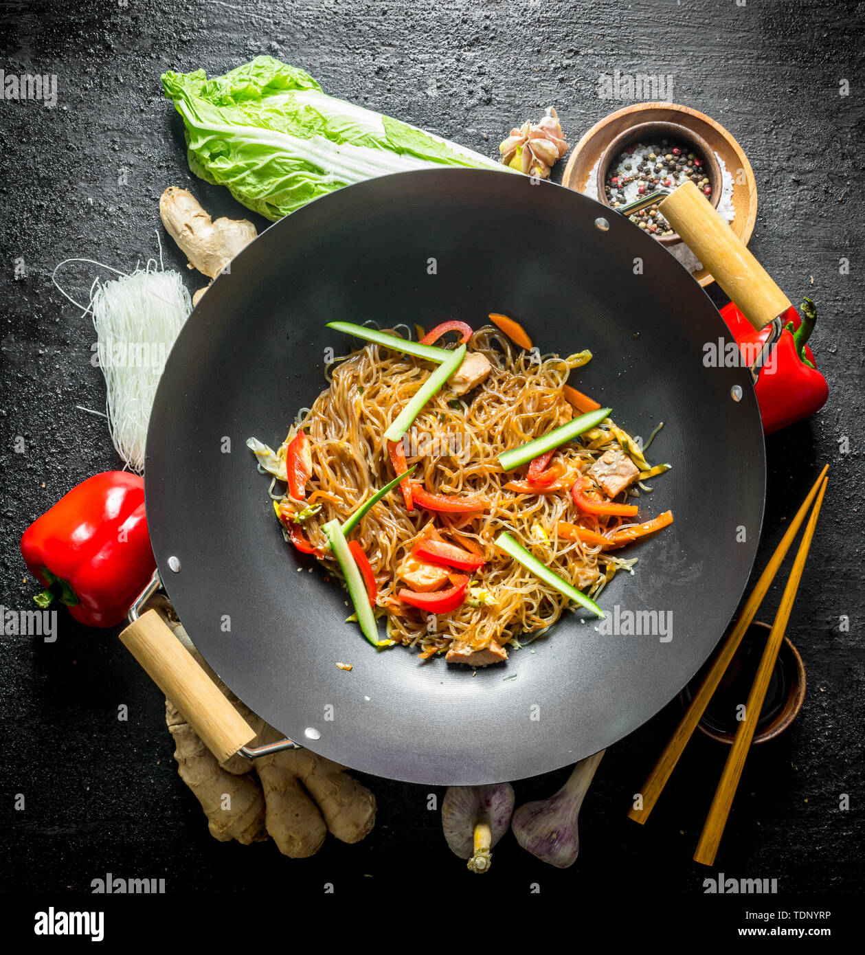 Chinesische Wok. Zutaten zum Kochen funchoza mit Gemüse. Auf schwarzem  Hintergrund im Landhausstil Stockfotografie - Alamy