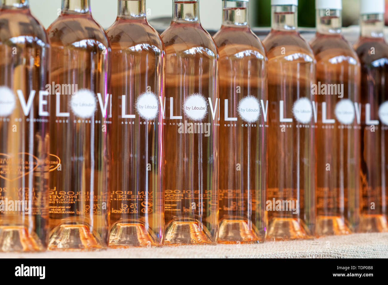Liebe durch Leoube organische Provence Rose Wein Flaschen bei Daylesford Organic Farm Sommer Festival. Daylesford, Gloucestershire, Cotswolds, Großbritannien Stockfoto