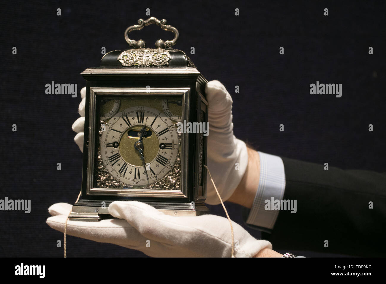 Der König William & Queen Mary Royal Tompion Tischuhr von uhrmachermeister Thomas Tompion für Queen Mary II im Jahre 1693, eine der wertvollsten Uhren in wertvollsten Uhren der Welt von Clive Sammlung und wird voraussichtlich von mehr als GBP 2.000.000 zu holen ist an der Auktion bei Bonhams New Bond Street in London zu erscheinen. Stockfoto