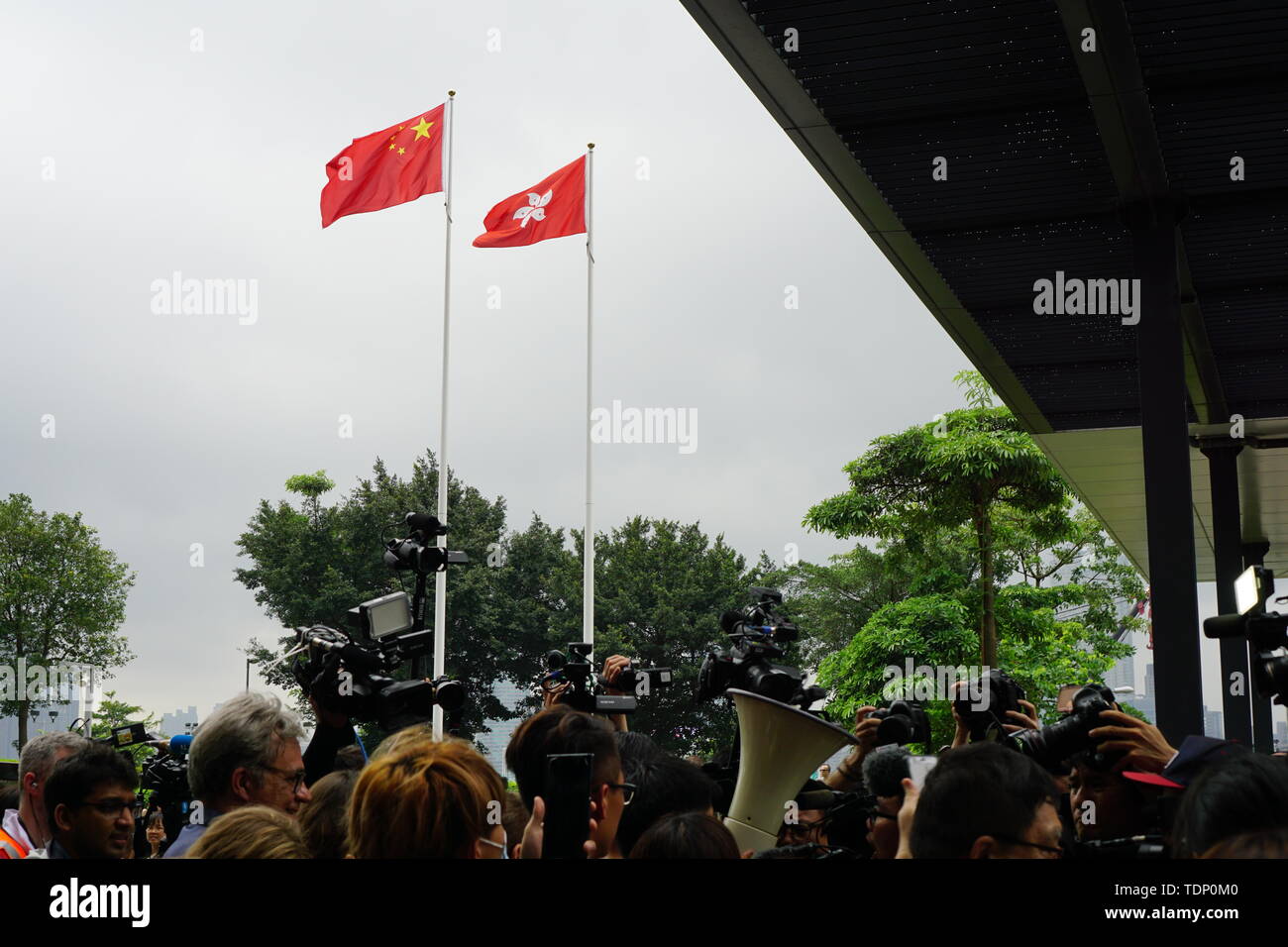 China und Hongkong Fahnen auf den Protestierenden site ein Tag nach dem Protest winkend. Pro-demokratischen Aktivisten Josua Wong wurde vom Gefängnis, als die Demonstranten noch freigegeben der Legislativrat Eingang Zone besetzen einen Tag nach dem massiven Rallye. Nach Angaben der Veranstalter rund 2 Millionen Menschen an der Kundgebung gegen die Auslieferung bill Protest teilgenommen. Stockfoto