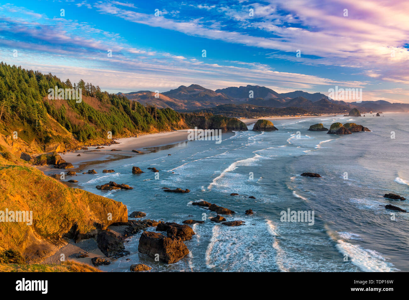 Sonnenuntergang über der Küste in der Nähe von Cannon Beach, Oregon, USA Stockfoto