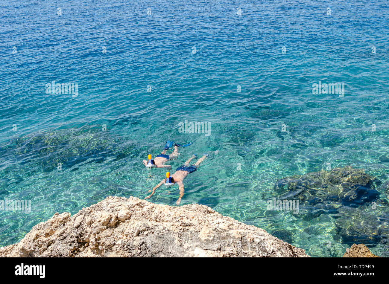 Jungen Tauchen mit Maske im kristallklaren Meer Wasser in Brela, Kroatien. Stockfoto