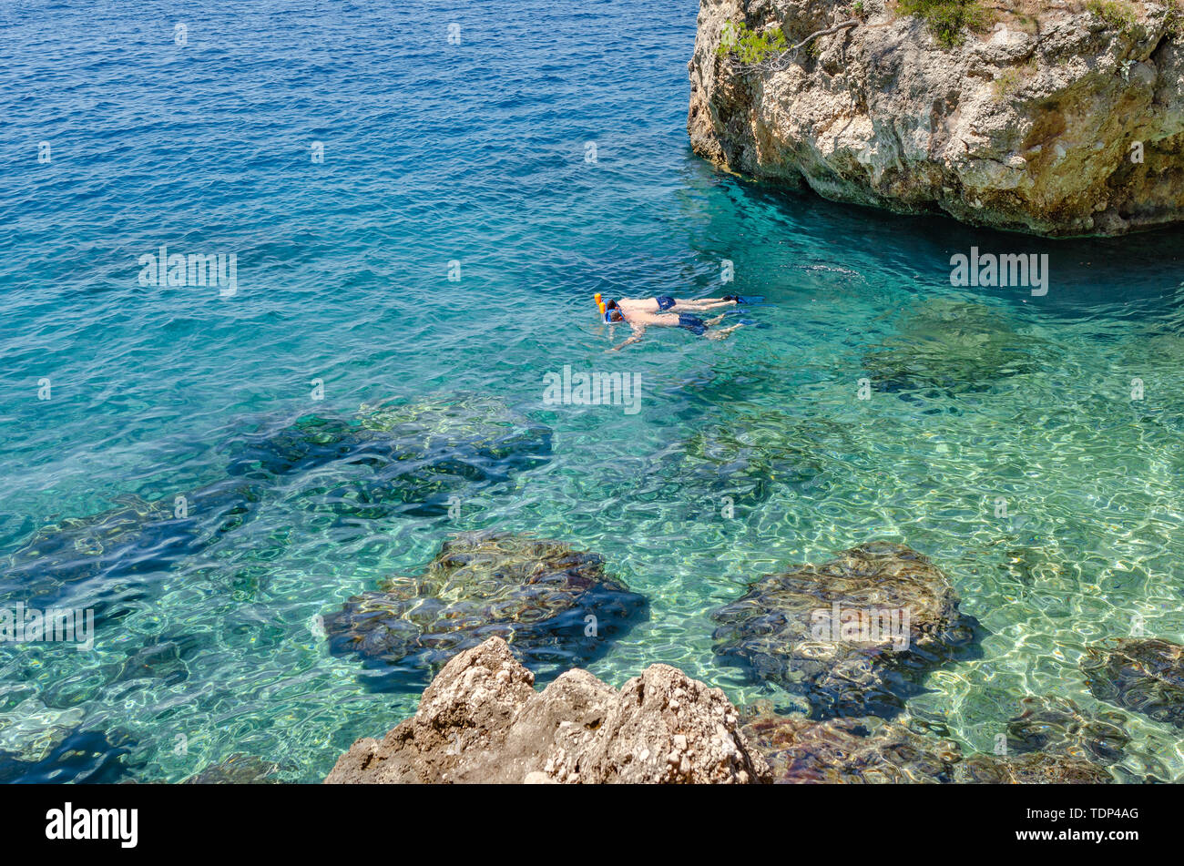 Jungen Tauchen mit Maske im kristallklaren Meer Wasser in Brela, Kroatien. Stockfoto