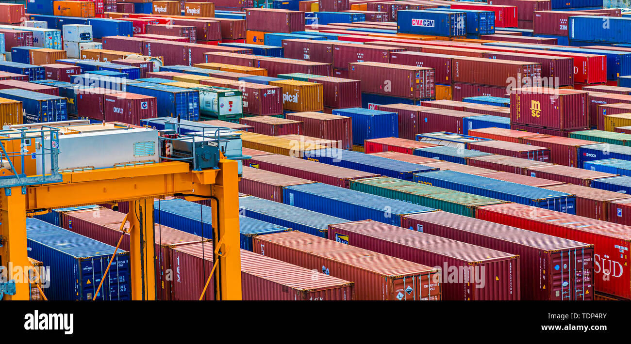 BRIDGETOWN, BARBADOS - 22. November 2016: Frachter tragen jetzt die meisten Cargo der Welt und die größten Containerschiffe können über 21.000 Einheiten o durchführen Stockfoto