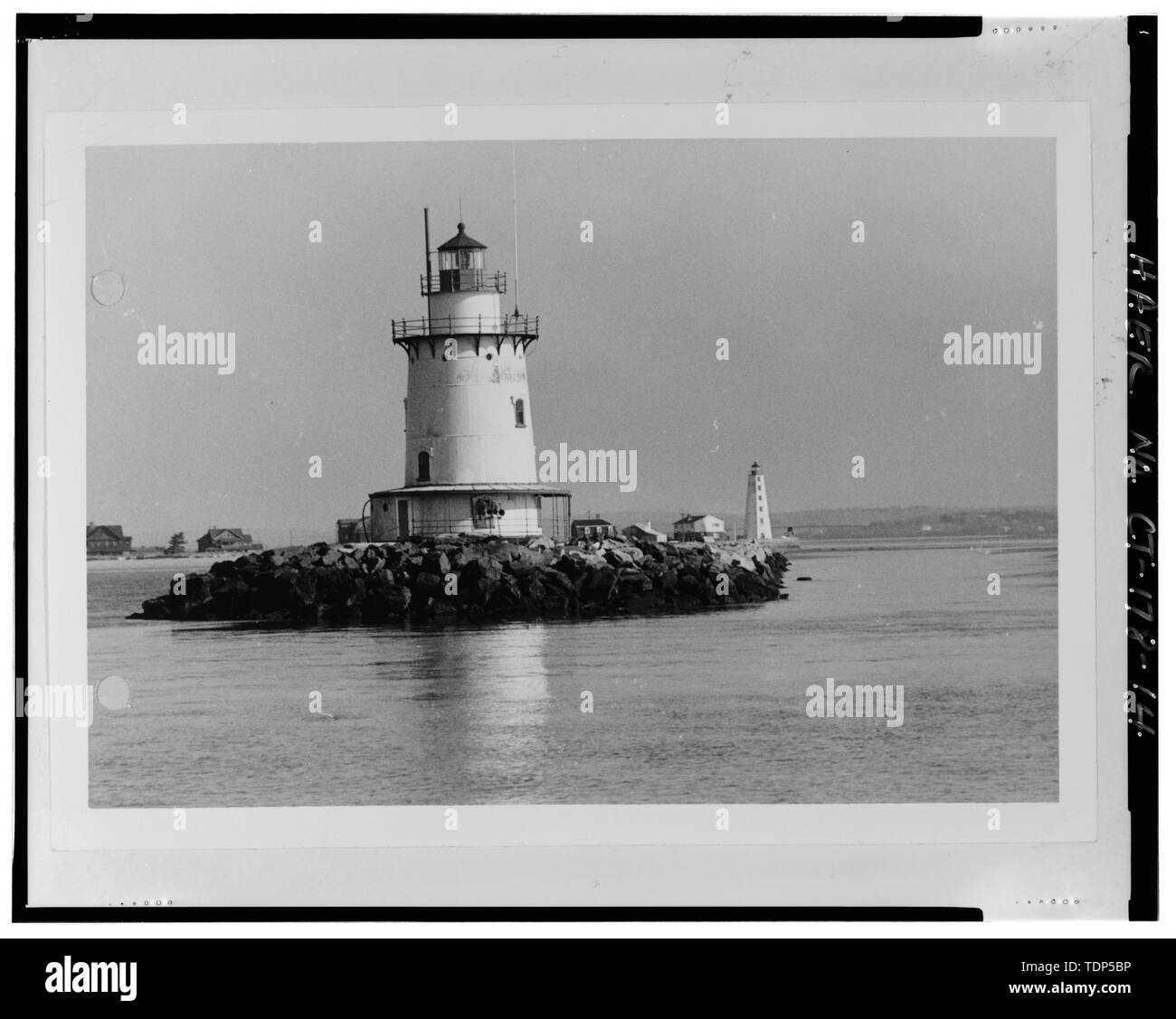 Foto Kopie des historischen Foto, 1972, BLICK NACH NORDEN, DAS URSPRÜNGLICHE MARKISE AN DER BASIS DER LEUCHTTURM. U.S. Coast Guard Civil Engineering Unit, Warwick, RI-Saybrook Wellenbrecher Licht, südlichen Spitze von West End von Saybrook Wellenbrecher, Old Saybrook, Middlesex County, CT Stockfoto