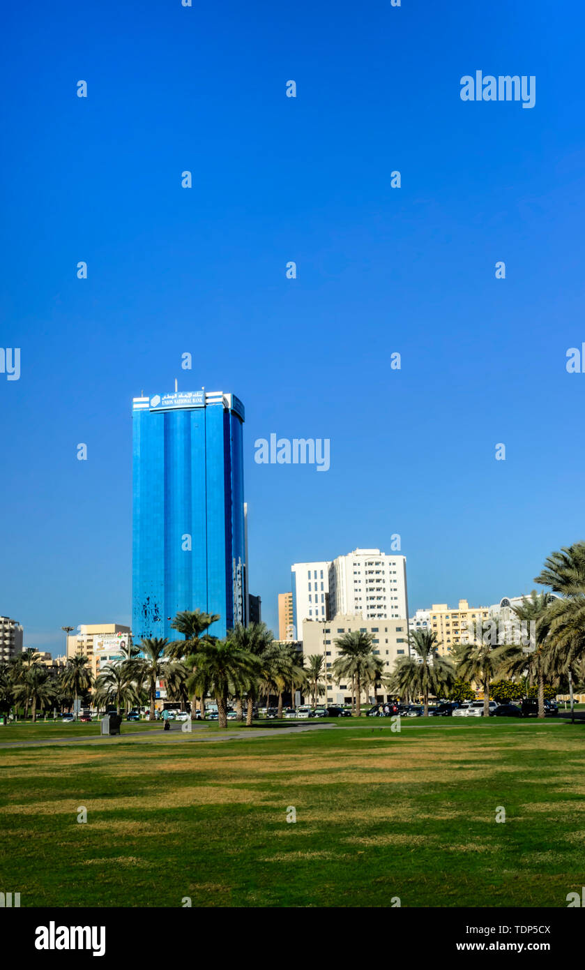 Blick auf den Union National Bank in der Nähe von Al Itihad Park Sharjah, Vereinigte Arabische Emirate Stockfoto