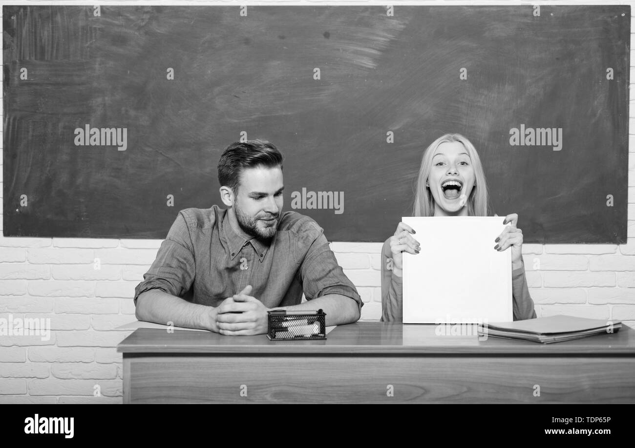 Gerne Absolvent. Das studentische Leben. Lektion und die Tafel. Lehrer Tag. Zurück zu Schule. Moderne Schule. Kenntnisse täglich. Paare von Mann und Frau im Klassenzimmer. Heimschule. Glückliches Paar. Stockfoto
