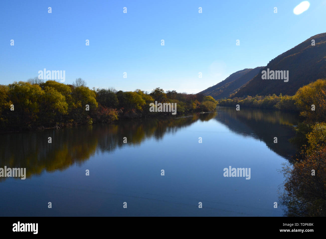 Landschaft von einem großen Fluss in der Nähe der Wald bei Tag. Primorski Krai Russland Stockfoto